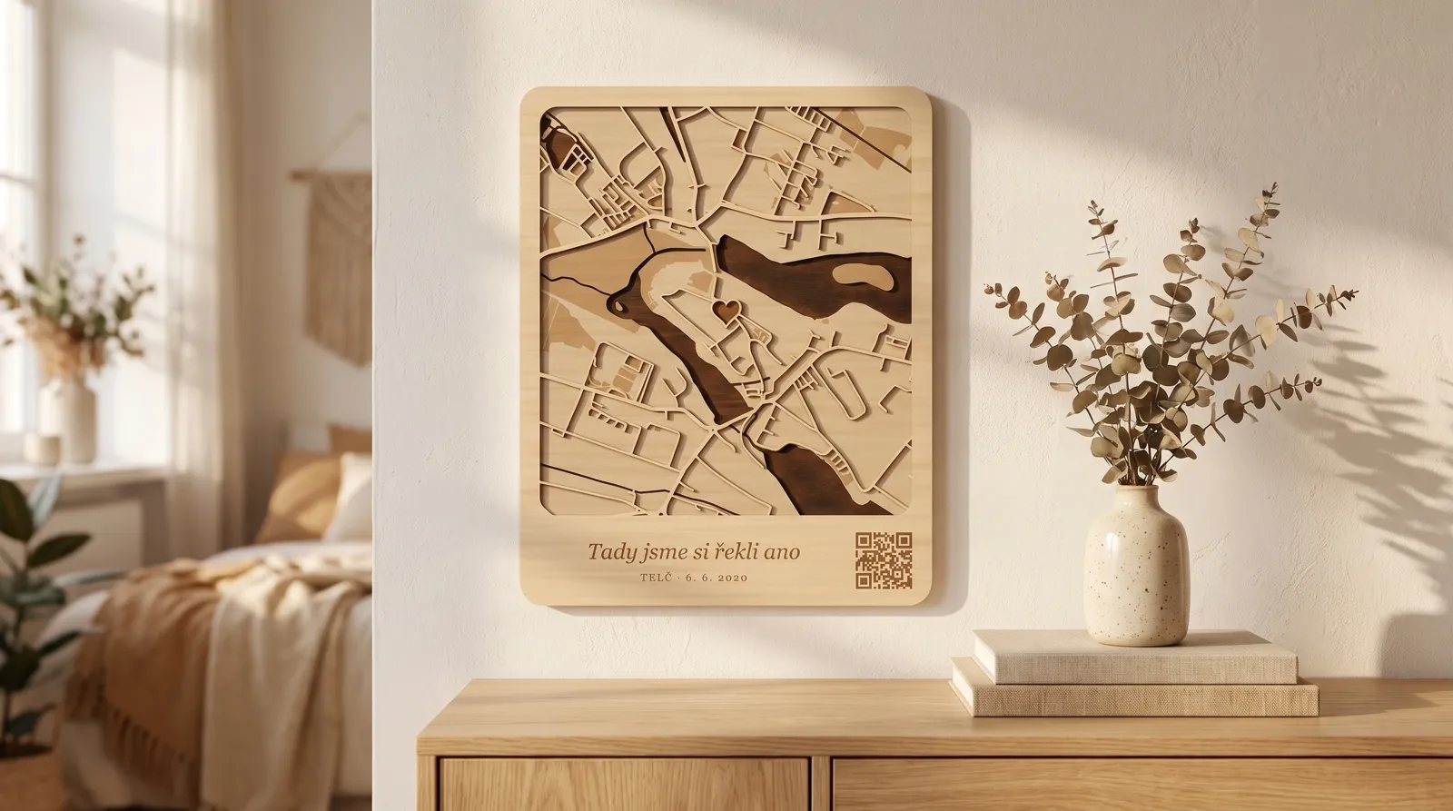 Dvouvrstvá mapa Telče na zdi nad komodou